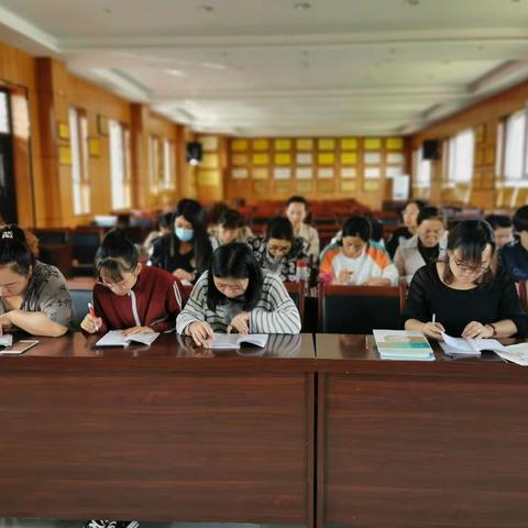 教坛新秀展风采  评课交流促成长