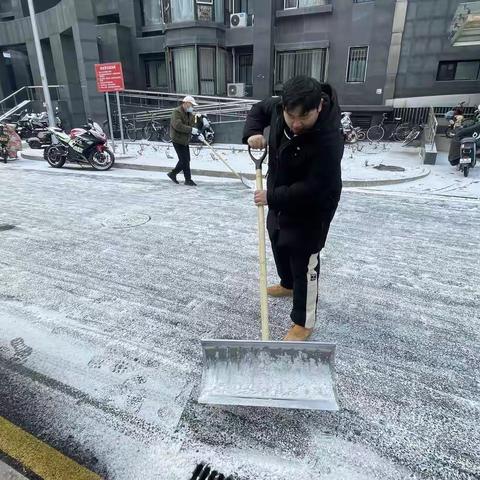 2月10日甜水西园开展扫雪铲冰