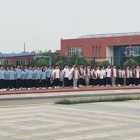 放飞如火青春，逐梦远大理想        ———八中东校开学升旗仪式