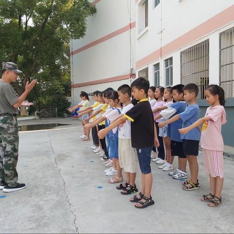 “秋风送爽，红旗飘扬”百色市右江区大华民族学校第四周简报