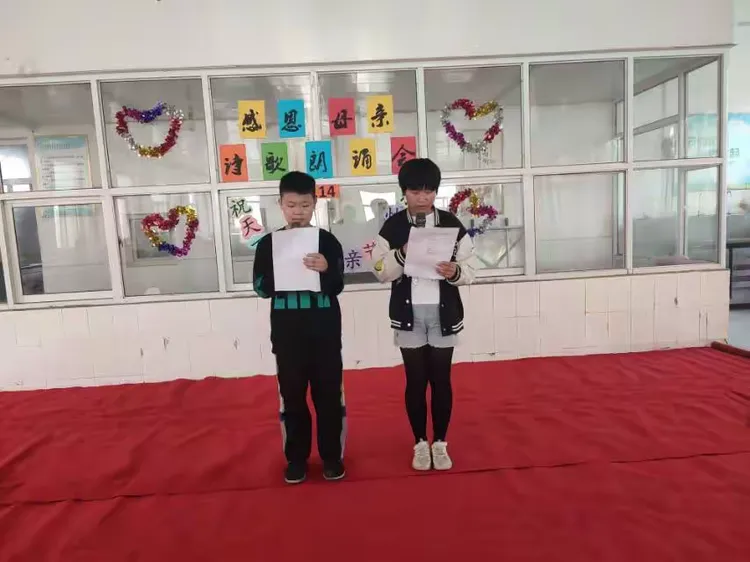 五年级的高洛涵、闫建爽、宋涵和常雨馨同学为大家朗诵了《慈母情深》《母亲》以及《月儿弯弯》。