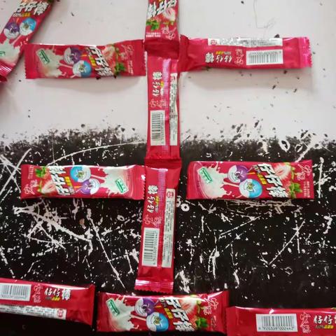 今天是我们班小美女汪玉洁小朋友生日，我们红太阳幼儿园中班全体小朋友祝汪玉洁生日快乐。