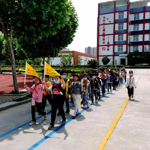 以书为伴•与爱同行————记邹城市钢山小学二四班班级文化建设