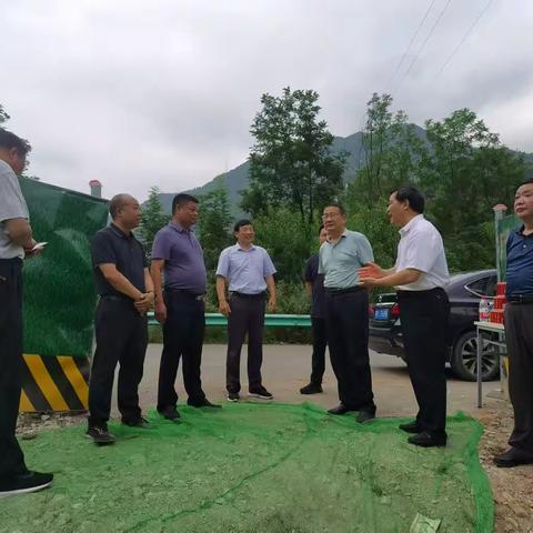 县人大常委会副主任黄祥卫检查城区生活垃圾压缩站建设项目