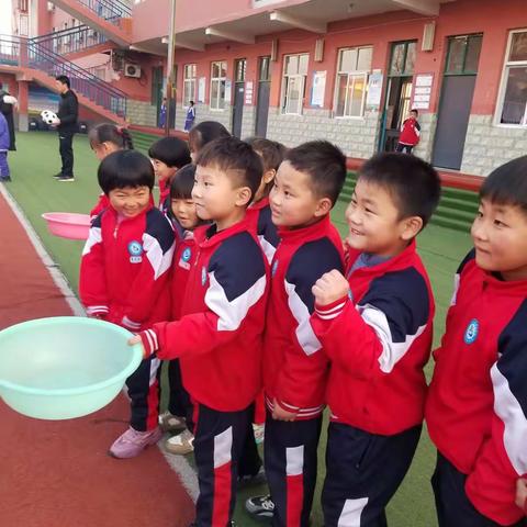 过年了，明智学校一1班全体师生祝大家新年快乐，万事如意，心想事成，虎年吉祥！