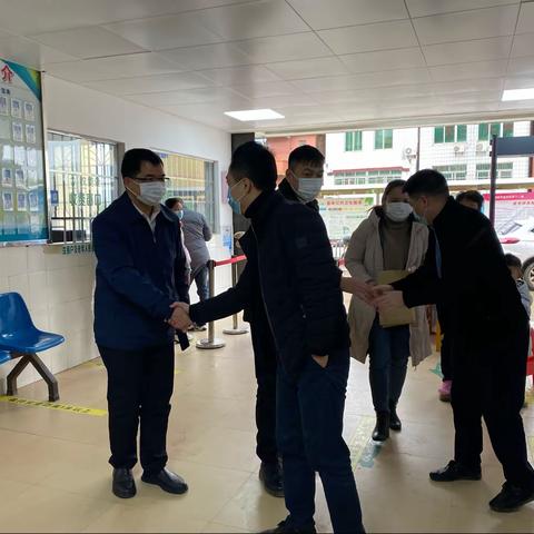 苍梧县京南镇政府领导班子春节前慰问京南镇卫生院、长发中心卫生院医务工作人员