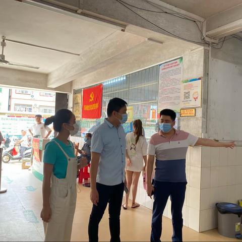 苍梧县京南镇党委、政府领导到京南卫生院接种点现场指导工作。