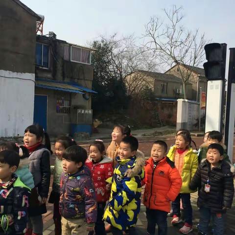 幼儿园门前的新马路