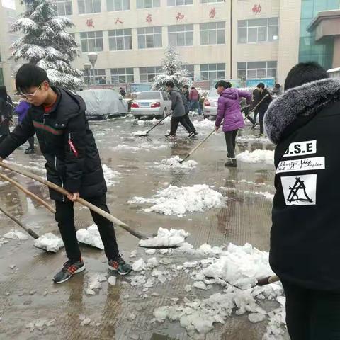 康宿学校师生齐除雪，为校园安全保驾护航！