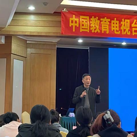 教而不研则浅，研而不教则空