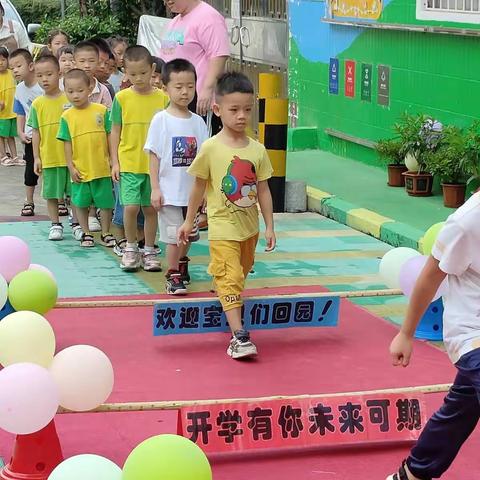 时光恰好，初秋相见。一个个灿烂的微笑，一声声温暖的问候，一张张可爱的笑脸，幼儿园迎来了开学第。