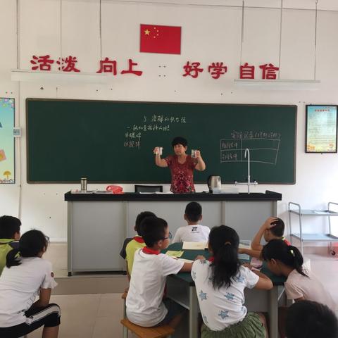 学生对科学知识的感趣，源于我们的教师一一建设小学谢东升老师在科学课堂运用对比实验法进行教学