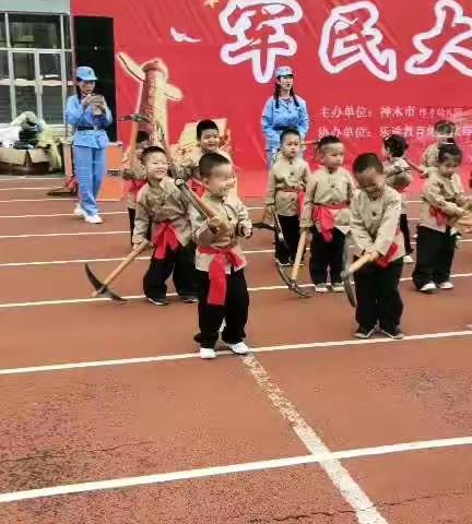 宝贝第一次参加幼儿园活动！