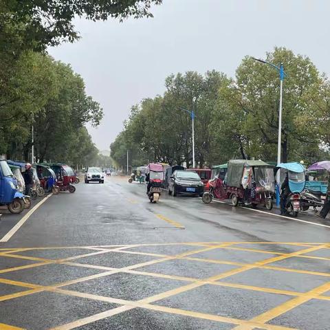 规范接送学生车辆，打造文明平安校园，——白土小学集中整治规范接送学生车辆停放活动