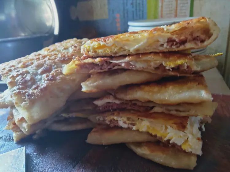 清真羊肉饼肉质细嫩，汤汁滑润，以热吃为佳。吃时，配以醋、芥末、大蒜，味道更为鲜美。目前，大名清真肉饼