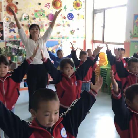 卡森希望小学附属幼儿园的小朋友们一起庆祝祖国妈妈的生日