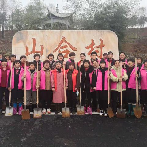 “巾帼”植树忙    别样庆“三八”