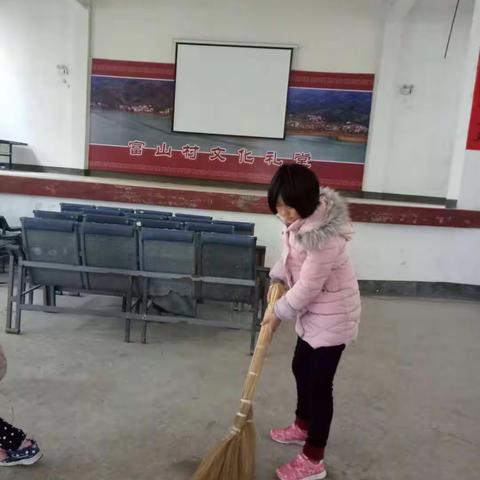 红领巾实践活动----我为村容贡献力量！