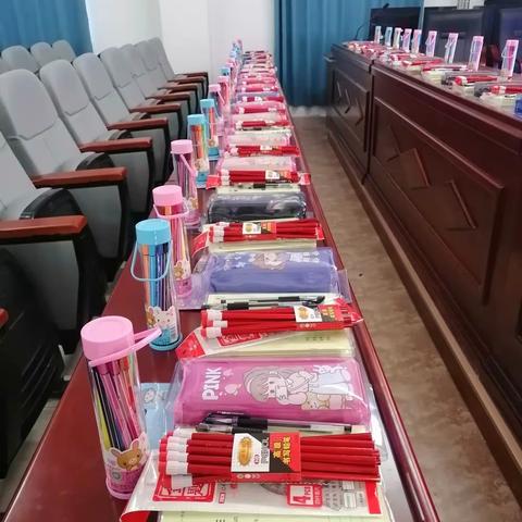 关爱留守儿童，与爱一起成长--社后学校关爱留守儿童系列活动之一 来自社会的爱心学习用品发放