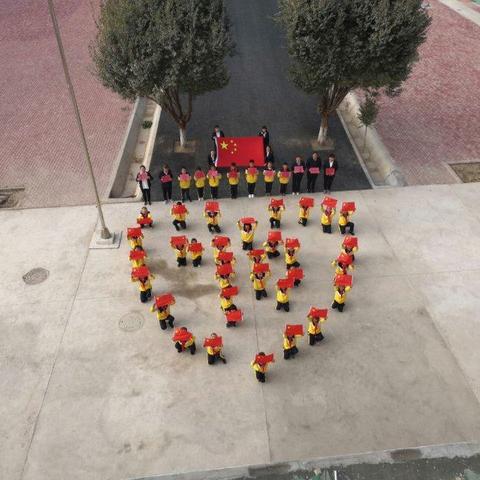 我和国旗合个影 我为祖国送祝福---为新中国七十华诞献礼