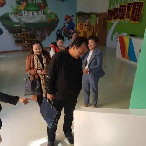 五洲幼儿园组织全园老师学习《幼儿园小学化的危害》“不让孩子输在起跑线上”，这个育儿思想根深蒂固。