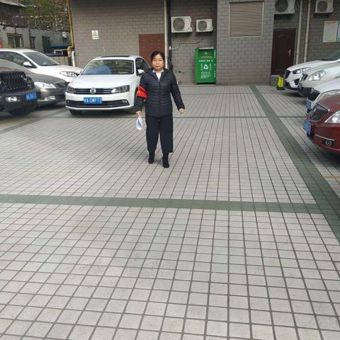 【碑林•平安鼎】碑林区太乙路街道乐居场第一社区落实“院长制”，巡查辖区院落卫生、安全工作。