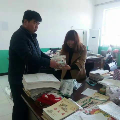 为预防春季流感，马落堡小学领导发放感冒冲剂等预防药物。