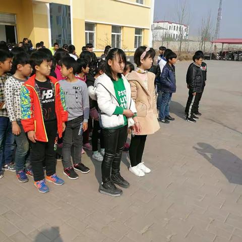 马落堡小学植树活动