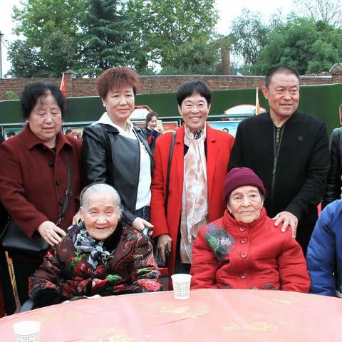 “爱在金秋，关爱老人”王曲街道鱼包头社区重阳节欢庆活动。