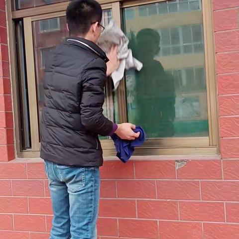 又是一年芳草绿        依然一众园丁忙———东常赦小学开学日