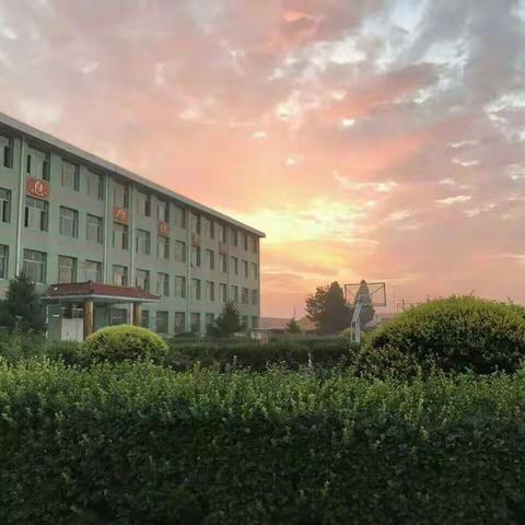 行走在“幸福”路上                       ——堡子店中学教师徒步大赛活动剪影