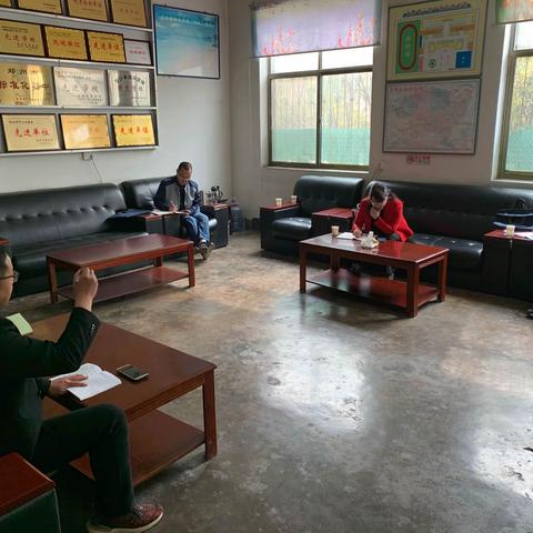 新密市教育局教研室领导到大隗二初中调研教学工作