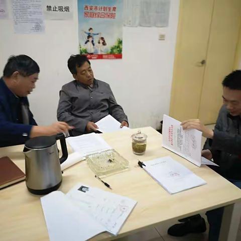 “不忘初心、牢记使命”曲江街道包社区科室深入社区，推进信访维稳工作。