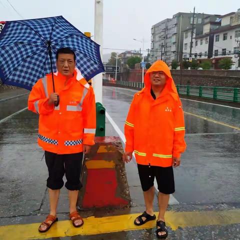 致敬暴雨中的逆行者—路灯维修六班