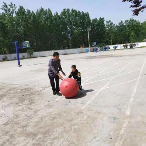 永兴镇路口小学庆“五一”趣味运动会
