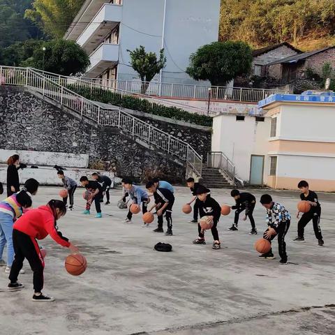 小小战士心，浓浓备战情——田阳区玉凤镇中心小学积极备战篮球运动会
