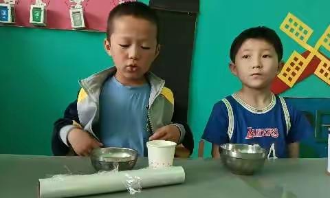 阿尕什敖包乡 中心幼儿园 小朋友们的小实验 会跳舞的 食用盐