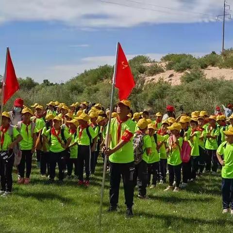 喜迎二十大，永远跟党走，奋进新征程———白音套海苏木第二小学入队仪式及沙漠寻宝系列活动