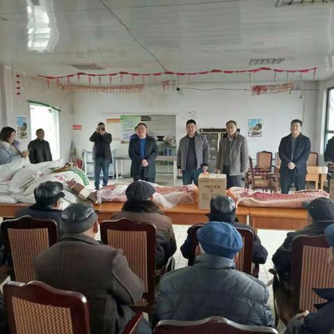 大马镇乡土人才返乡慰问敬老院老人