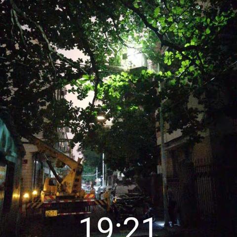 5月2日联动市政修理路灯