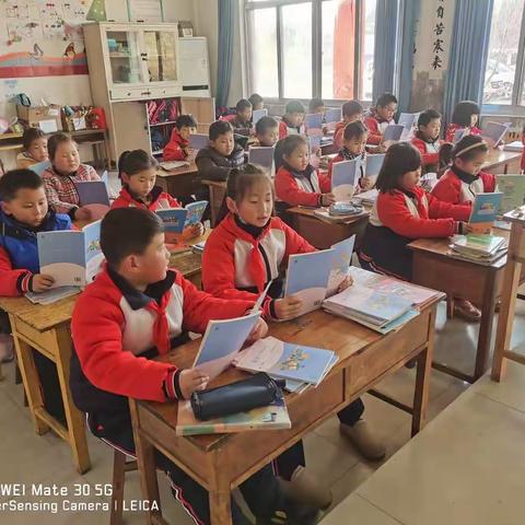 读书不觉春已深，一寸光阴一寸金。东水小学二年级二班开展了“小小朗读者”活动