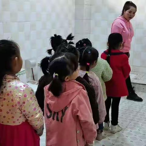 《小心滑倒》安全教育