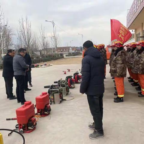 林业发展服务中心主任张顺宗、副主任李鹏飞一行到市森林专业消防队驻地开展检查工作