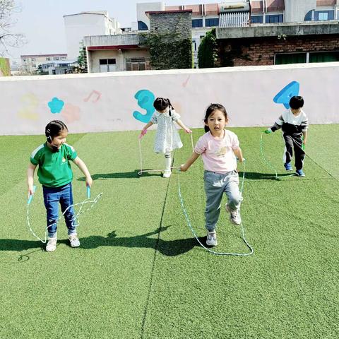 阳光户外 趣味童年——市直一幼中二班户外活动精彩回顾