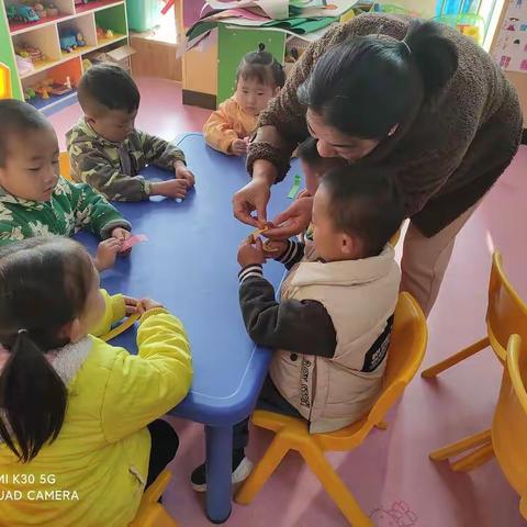 携手共育，共同成长。小街中心幼儿园小二班家长助教活动《好饿的小蛇》故事记录篇