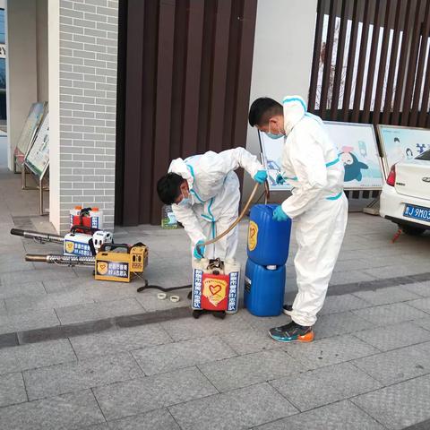 《文明领航•爱润平阳》学雷锋志愿服务活动，新泰市善美89.6志愿服务队为学校杀菌消毒。