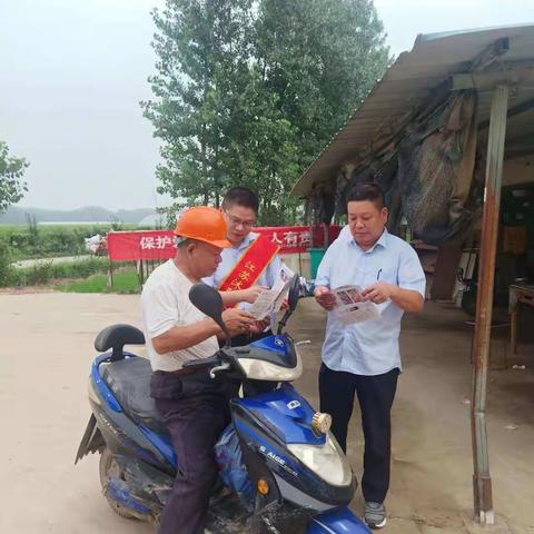 江苏沭阳农商行胡集支行到现金便民服务点进行宣传