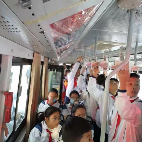 “触摸大自然，感受秋之美”    —                                   曙光小学六（2）班秋游活动