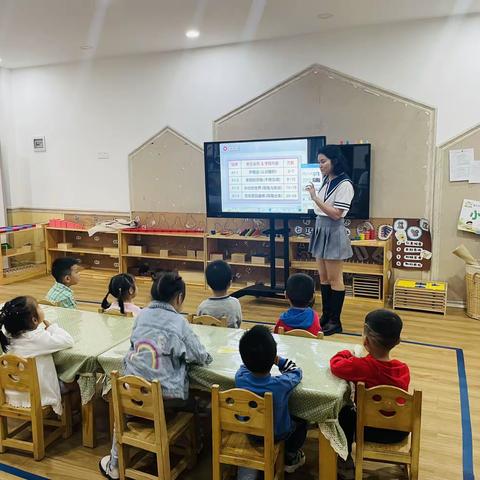 芭乐苑小班思维数学《美丽的项链》手眼协调