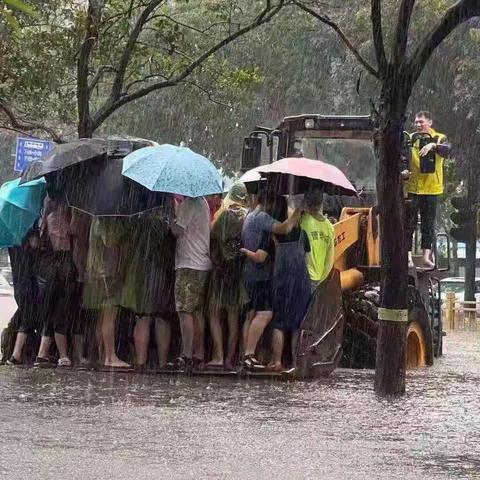 暴雨中，“业务支撑”先锋旗帜高高飘扬